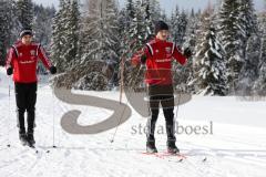 1. Bundesliga - Fußball - FC Ingolstadt 04 - Winterpause Training - Langlauf in Seefeld - Österreicher Lukas Hinterseer (16, FCI) erklärt dem Australier Mathew Leckie (7, FCI)