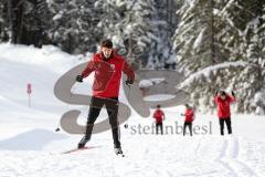 1. Bundesliga - Fußball - FC Ingolstadt 04 - Winterpause Training - Langlauf in Seefeld - Romain Brégerie (18, FCI) fährt bergab