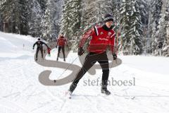 1. Bundesliga - Fußball - FC Ingolstadt 04 - Winterpause Training - Langlauf in Seefeld - Alfredo Morales (6, FCI) gut auf den Skiern