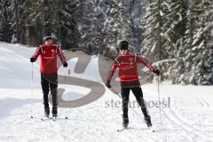 1. Bundesliga - Fußball - FC Ingolstadt 04 - Winterpause Training - Langlauf in Seefeld - Österreicher Lukas Hinterseer (16, FCI) erklärt dem Australier Mathew Leckie (7, FCI)