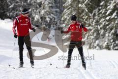 1. Bundesliga - Fußball - FC Ingolstadt 04 - Winterpause Training - Langlauf in Seefeld - Österreicher Lukas Hinterseer (16, FCI) erklärt dem Australier Mathew Leckie (7, FCI)