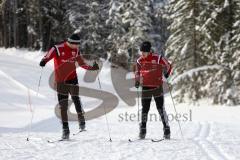 1. Bundesliga - Fußball - FC Ingolstadt 04 - Winterpause Training - Langlauf in Seefeld - Österreicher Lukas Hinterseer (16, FCI) erklärt dem Australier Mathew Leckie (7, FCI)