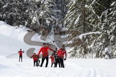 1. Bundesliga - Fußball - FC Ingolstadt 04 - Winterpause Training - Langlauf in Seefeld - die Truppe hinter dem Skilehrer u.a. Alfredo Morales (6, FCI) Elias Kachunga (25, FCI)