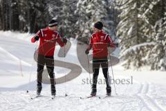 1. Bundesliga - Fußball - FC Ingolstadt 04 - Winterpause Training - Langlauf in Seefeld - Österreicher Lukas Hinterseer (16, FCI) erklärt dem Australier Mathew Leckie (7, FCI)