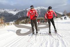 1. Bundesliga - Fußball - FC Ingolstadt 04 - Winterpause Training - Langlauf in Seefeld - Österreicher Lukas Hinterseer (16, FCI) erklärt dem Australier Mathew Leckie (7, FCI)