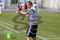 FC Ingolstadt - A - Junioren - 1.FC Saarbrücken - Trainer FC Ingolstadt A-Junioren Roberto Pätzold sieht auf die Uhr - Foto: Jürgen Meyer