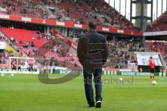 1. Bundesliga - Fußball - 1. FC Köln - FC Ingolstadt 04 - Cheftrainer Markus Kauczinski (FCI) von hinten im Stadion