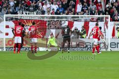 1. BL - Saison 2016/2017 - FSV Mainz 05 - FC Ingolstadt 04 - Elfmeter für Mainz zur 2:0 Führung von Yunus Malli (#10 Mainz) - Ørjan Nyland (#26 FCI) - Roger de Oliveira Bernardo (#8 FCI) - Foto: Meyer Jürgen