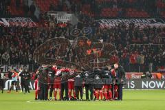 1. Bundesliga - Fußball - Bayer Leverkusen - FC Ingolstadt 04 - Sieg für FCI 1:2, Team Besprechung auf dem Platz, rechts Cheftrainer Maik Walpurgis (FCI)
