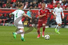 1. BL - Saison 2016/2017 - FC Ingolstadt 04 - SV Werder Bremen - Sonny Kittel (#21 FCI) - Robert Bauer #4 Bremen - Foto: Meyer Jürgen
