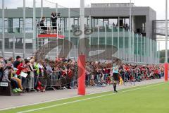 2. Bundesliga - Fußball - Testspiel - FC Ingolstadt 04 - Karlsruher SC - großer Andrang Fans Zuschauer am Traingingsgelände