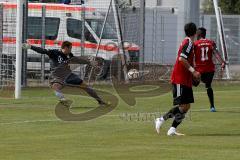 Regionalliga - FC Ingolstadt 04 II - FC Bayern München Amateure - Ihenacho Aloe #11 rot FC Ingolstadt 04 II mit der Chance zum 1:0 Führungstreffer - Zingele Leopold Torwart FC Bayern München Amateure - Foto: Jürgen Meyer