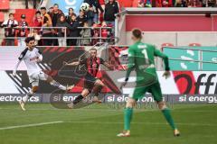 3. Liga; FC Ingolstadt 04 - SC Verl; Flanke David Kopacz (29, FCI) Torwart Schulze Philipp (1 SCV)