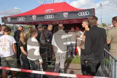 Freundschaftsspiel - Saison 2025/26 - FC Ingolstadt 04 II - Delay Sports - Elias Nerlich - Schlane vor dem Zelt beim Autogramme geben - Foto: Meyer Jürgen