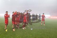 3. Liga; FC Ingolstadt 04 - MSV Duisburg; Unentschieden Remis 0:0 Spiel ist aus, Spieler bedanken sich bei den Fans Simon Lorenz (32, FCI) Max Plath (14 FCI) Ognjen Drakulic (30, FCI) Max Besuschkow (17, FCI) Lukas Fröde (34, FCI)