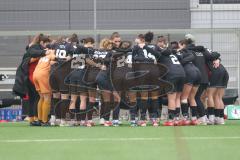 2. Bundesliga Frauen - Saison 2025/26 - FC Ingolstadt 04 Frauen - FFC Turbine Potsdam - Abklatschen vor dem Spiel - Die Spielerinnen bilden einen Kreis vor dem Spiel - Foto: Meyer Jürgen