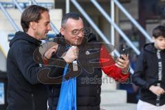 3. Liga; SC Verl - FC Ingolstadt 04; Cheftrainer Rüdiger Rehm (FCI) vor dem Spiel mit Fan Selfie