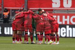 3. Liga - Saison 2025/26 - FC Ingolstadt 04 - Energie Cottbus -  Die Mannschaft bildet einen Kreis vor dem Spiel -  - XXXXX - Foto: Meyer Jürgen
