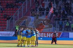 2.BL; FC Ingolstadt 04 - FC Schalke 04; Teambesprechung vor dem Spiel auf dem Feld, Trikot Ukraine Farben
