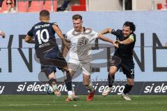 3. Liga; FC Ingolstadt 04 - SpVgg Unterhaching; Zweikampf Kampf um den Ball Jannik Mause (7, FCI) Maier Sebastian (10 SpVgg) Schwabl Markus (23 SpVgg)