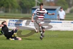 Kreisliga - Saison 2025/26- SV Karlskron - SV Kasing - Matthias Neumayer weiss Kasing - Sebastian Jakob Fröschl schwarz Karlskron   - Foto: Meyer Jürgen