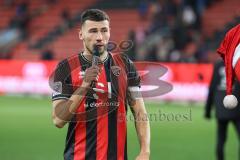 3. Liga; FC Ingolstadt 04 - Energie Cottbus; nach dem Spiel , Unentschieden 1:1, Spieler bedanken sich bei den Fans Kapitän am Mikrophon Lukas Fröde (34, FCI)