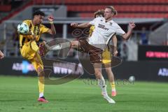 3. Liga; FC Ingolstadt 04 - Alemannia Aachen; Zweikampf Kampf um den Ball Vinko Šapina (41, FCI)