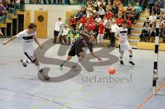 Futsalturnier in Manching - Endspiel Tus Geretsried - SV Erlbach - Popp Christoph #24 zum 4:1 - Filan Ibro (dunkel Geretsried - Foto: Jürgen Meyer