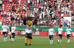 Frauen Fußball - Deutschland - Nordkorea 2:0 - Fans Fahnen Jubel, die Mannschaft bedankt sich bei den Fans mit Maskottchen Paule