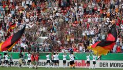 Frauen Fußball - Deutschland - Nordkorea 2:0 - Fans Fahnen Jubel, die Mannschaft bedankt sich bei den Fans