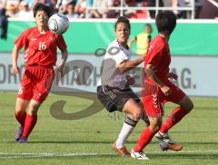 Frauen Fußball - Deutschland - Nordkorea 2:0 - Celia Okoyino da Mbabi in der Mitte