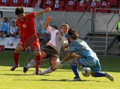 Frauen Fußball - Deutschland - Nordkorea 2:0 - Birgit Prinz kommt zu spät, Torwartin Myong Hui Hong schnappt sich den Ball