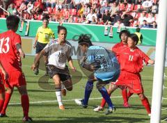 Frauen Fußball - Deutschland - Nordkorea 2:0 - Celia Okoyino da Mbabi kommt zu spät