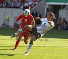 Frauen Fußball - Deutschland - Nordkorea 2:0 - Birgit Prinz zieht am Ball vorbei