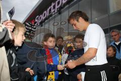 U21 - Deutschland - Nordirland 3:0 - Mario Götze vor dem Sportpark musste Autogramme geben