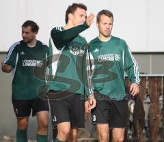 FC Gerolfing - FT Starnberg 09 - rechts Florian Eck und Felix Winkelmeyr kommen aus der Kabine, hinten Johannes Vogler