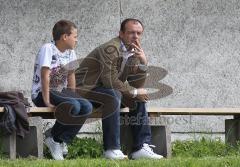 TSV Kösching - TSV Ampfing - Der neue Trainer Sasa Miskovic kommt ins Stadion und sieht das Spiel mit Sohn an