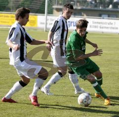FC Gerolfing - TSV Eching - rechts Hugo Lopez setzt sich gegen zwei Echinger durch