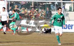 FC Gerolfing - VfB Eichstätt - links Andreas Schuster läuft zum Torwart. Im Hintergrund fiel das 0:1 für Eichstätt in der 1. Minute. Torwart Markus Mayer ohne Chance