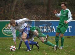 SV Manching - TSV Oberhaunstadt - Vorne Wolfgang Fries kann sich durchsetzen gegen Fabian Burchard mitte und rechts Manuel Mayer