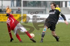 FC Gerolfing - Markt Schwaben - rechts Fekix Winkelmeyr wehrt den Angriff von Stefan Denk ab