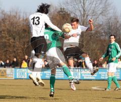 FC Gerolfing - VfB Eichstätt - Neuzugang Milan Grujic und Bernd Geiss mit Kopfballkampf, mitte Viktor Stoll