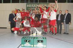 Oberbayerische Fußball Hallenmeisterschaft - Die Turniersieger FC Unterföhring feiern sich
