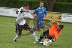 VFB Friedrichshofen - TSV Mailing - Bastian Blabl stürmt zumTor und verliert den Ball gegen den Mailinger Torwart Benjamin Birner