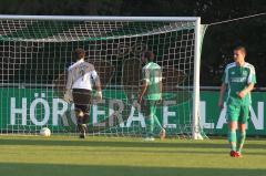 Relegation - FC Gerolfing - TSV 1865 Dachau - Gerolfing kassiert das 3:1 - Rene Übler geht geknickt zum Ball