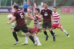 Bezirksliga - TSV Kösching - SV N Lerchenau - Mitte Dominik Dirmeier wird der Ball abgenommen