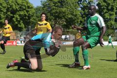 Landesliga Südwest - SV Manching - TSV Ottobeuren - Stive Hogmeni rechts kommt zu spät, Torwart Karl Kögel sicher