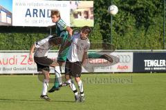 Verbandspokal - FC Gerolfing - BC Aichach - Steffen Schneider wird von der Aichacher Abwehr abgeschirmt