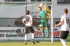 Verbandspokal - FC Gerolfing - BC Aichach - Luftkampf -Florian Ihring mit Torwart Michael lutz