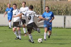 Kreisliga - TSV Etting - VfB Friedrichshofen - 5 Andreas Ullmann rettet den Ball vor dem Ettinger Anton Puhl rechts